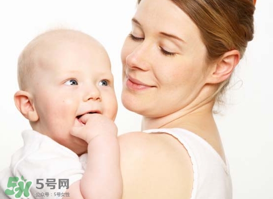 母乳喂養(yǎng)胸部會變形嗎？如何避免產(chǎn)后乳房變形？