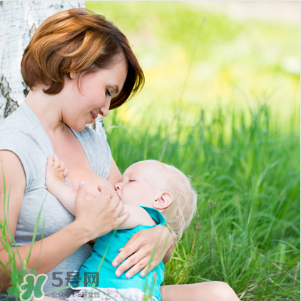 母乳喂養(yǎng)胸部會變形嗎？如何避免產(chǎn)后乳房變形？
