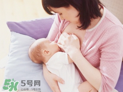 母乳喂養(yǎng)的寶寶大便怎樣正常？母乳喂養(yǎng)的寶寶需要補(bǔ)鈣嗎？