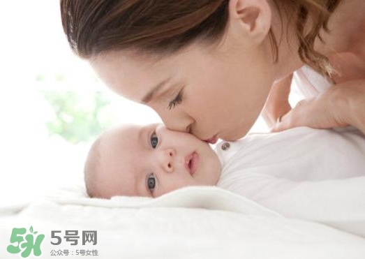 新生兒獨(dú)自睡覺好嗎？新生兒要跟父母睡嗎？