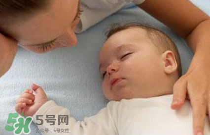 寶寶睡覺搖頭怎么回事？寶寶睡覺搖頭是缺鈣嗎？