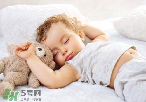寶寶睡覺頭出汗是熱嗎？寶寶睡覺頭出汗是怎么回事？
