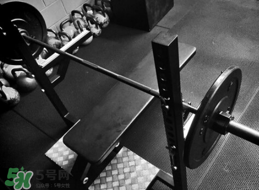 臥推怎么用胸肌發(fā)力？臥推發(fā)力技巧