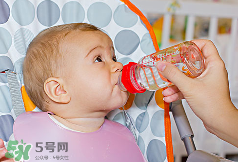 寶寶能喝礦泉水嗎？礦泉水寶寶適合寶寶喝嗎？