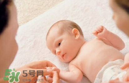 新生兒要多抱抱嗎？新生兒應(yīng)該是多抱還是多躺？