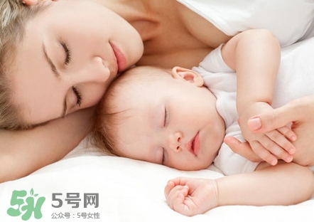 新生兒怎么睡覺姿勢正確？新生兒怎么睡頭型好看？