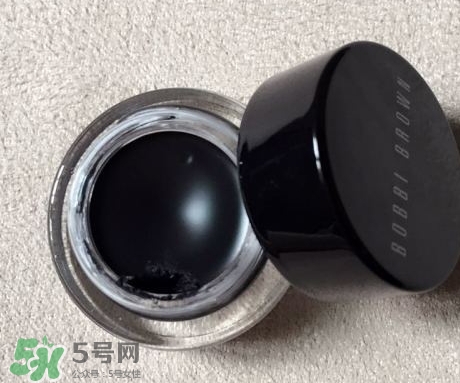 眼線膏要沾水嗎？用干刷子還是濕刷子