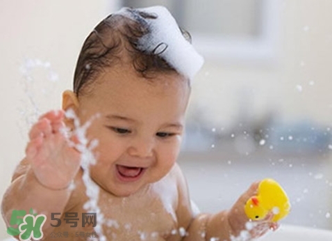 新生兒痤瘡多久會好？新生兒痤瘡能用百多邦嗎？