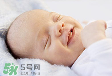 寶寶發(fā)燒出汗可以蓋被子嗎？寶寶發(fā)燒出汗了會(huì)退燒嗎？