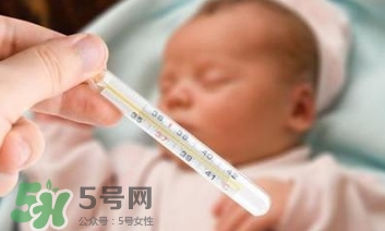 寶寶發(fā)燒睡著了要叫醒吃藥嗎？9個處理寶寶發(fā)燒的辦法