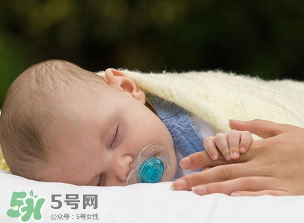 新生兒怎么睡覺姿勢正確？新生兒怎么睡頭型好看？