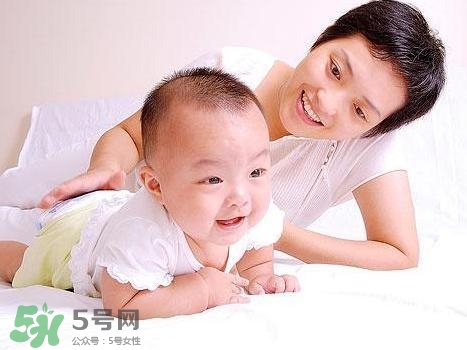 寶寶發(fā)燒出汗可以蓋被子嗎？寶寶發(fā)燒出汗了會(huì)退燒嗎？