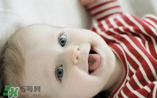 寶寶睡覺為什么會笑？寶寶睡覺笑出聲是做夢了嗎？