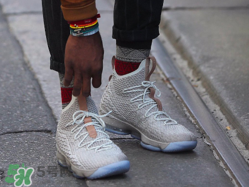 nike lebron 15 ghost什么時(shí)候發(fā)售_多少錢？