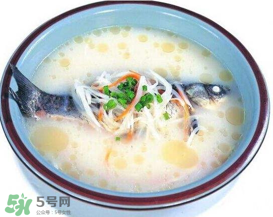 鯽魚湯里可以放什么菜最好？鯽魚燉湯放什么菜？