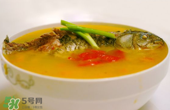 鯽魚湯可以放西紅柿嗎？西紅柿鯽魚湯的功效