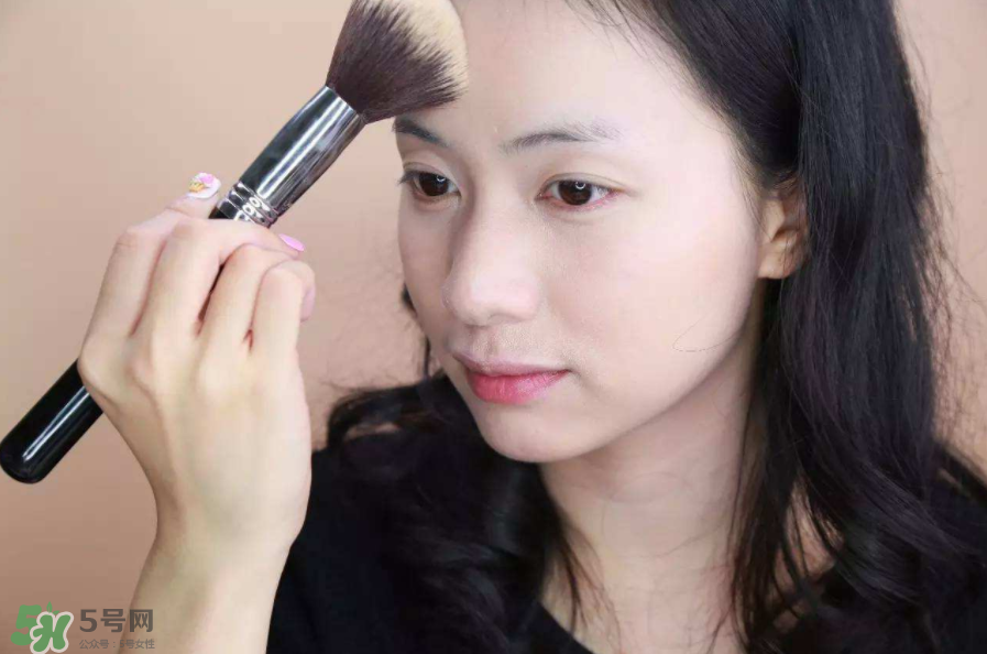 定妝噴霧好還是散粉？定妝噴霧在散粉后用嗎？