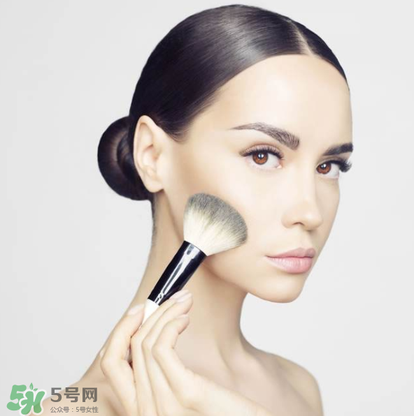 涂了防曬再上散粉會搓泥嗎？防曬噴霧和散粉的先后順序 