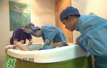 水中分娩時寶寶會嗆水嗎？水中分娩寶寶不會淹嗎？