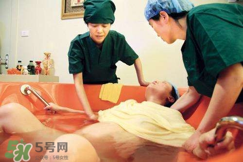 水中分娩時寶寶會嗆水嗎？水中分娩寶寶不會淹嗎？