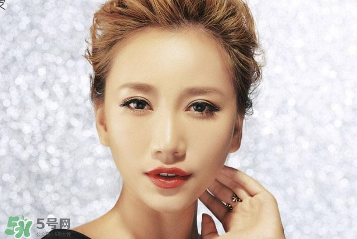 生理鹽水能泡隱形眼鏡嗎？生理鹽水能泡美瞳嗎？