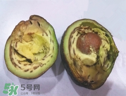 牛油果切開(kāi)黑了能吃嗎？牛油果為什么會(huì)有黑點(diǎn)？