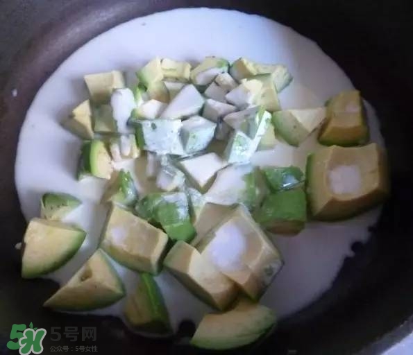 牛油果沙拉怎么做？牛油果沙拉用什么醬？