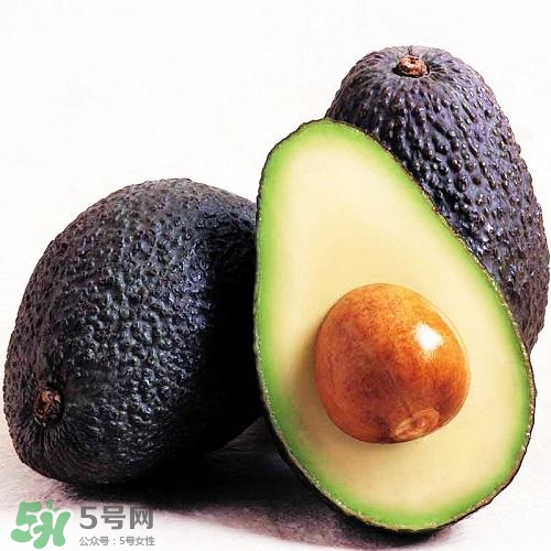 牛油果切開(kāi)黑了能吃嗎？牛油果為什么會(huì)有黑點(diǎn)？