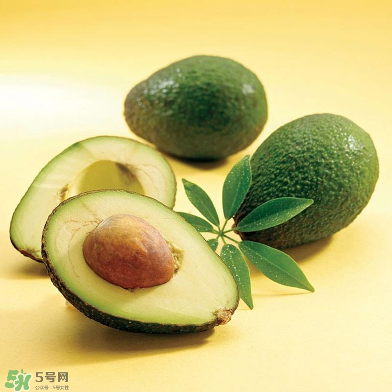 牛油果切開(kāi)黑了能吃嗎？牛油果為什么會(huì)有黑點(diǎn)？