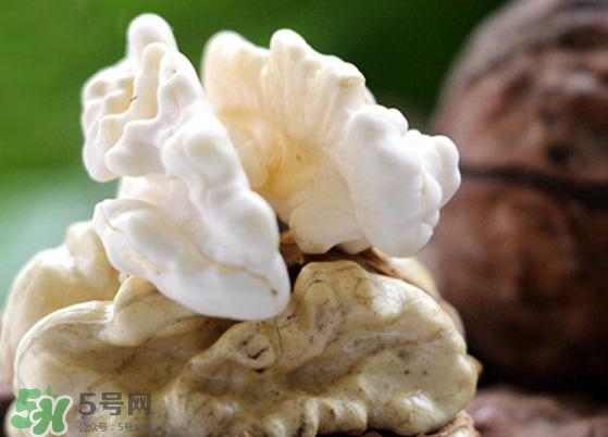 新鮮核桃外殼發(fā)霉能吃嗎？新鮮核桃長毛還能吃嗎？