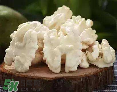 新鮮核桃要?jiǎng)兤?？剝皮時(shí)手變黑怎么清洗？