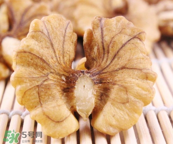 青皮核桃和干核桃哪個營養(yǎng)高？有什么區(qū)別？