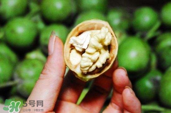 新鮮核桃要?jiǎng)兤幔縿兤r(shí)手變黑怎么清洗？