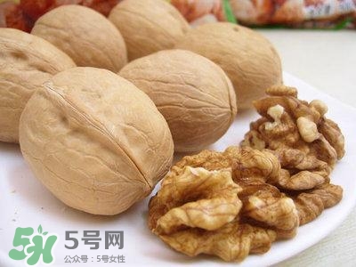 吃核桃對頭發(fā)有什么好處？為什么吃核桃對頭發(fā)生長有好處？