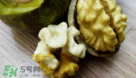 新鮮核桃要?jiǎng)兤幔縿兤r(shí)手變黑怎么清洗？