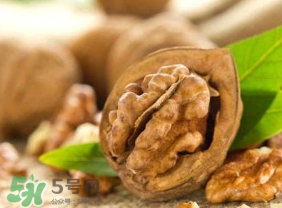 吃核桃對頭發(fā)有什么好處？為什么吃核桃對頭發(fā)生長有好處？