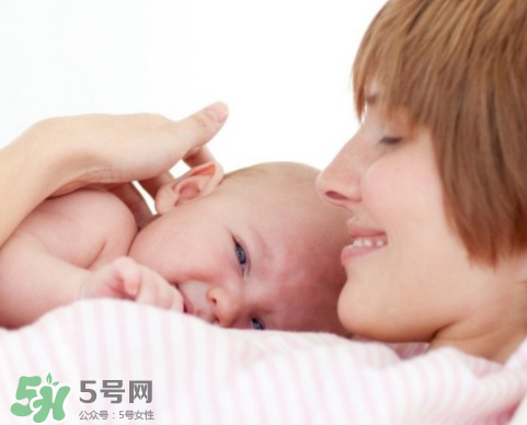 母乳寶寶一天大便幾次正常？母乳寶寶排便情況介紹