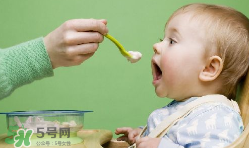 母乳寶寶幾個月添加輔食？母乳寶寶添加輔食的時間介紹
