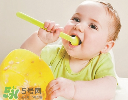 母乳寶寶幾個月添加輔食？母乳寶寶添加輔食的時間介紹