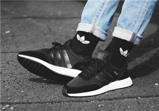 adidas iniki runner boost酷黑配色上腳效果怎么樣？