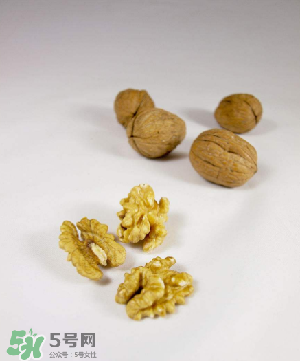 核桃對(duì)人體的四大功效是什么？核桃皮泡水有什么功效？