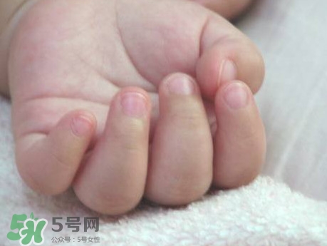 寶寶手指甲有白痕怎么回事？幼兒手指甲發(fā)白是缺鈣嗎