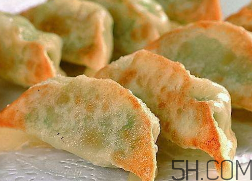 煎餃可以先蒸后煎嗎？煎餃?zhǔn)巧暹€是熟煎？