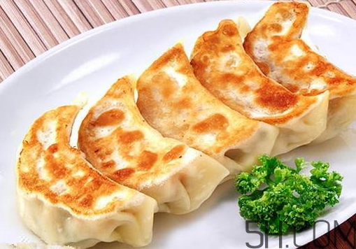 煎餃可以先蒸后煎嗎？煎餃?zhǔn)巧暹€是熟煎？