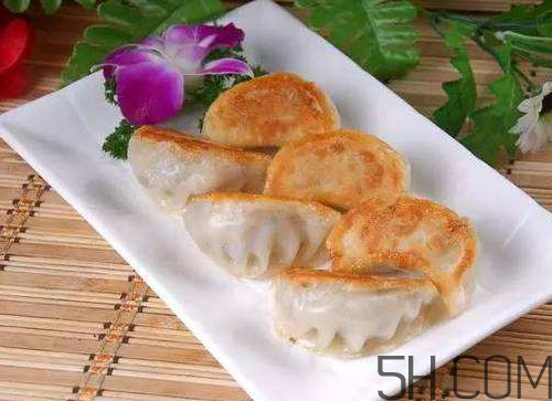 煎餃可以先蒸后煎嗎？煎餃?zhǔn)巧暹€是熟煎？