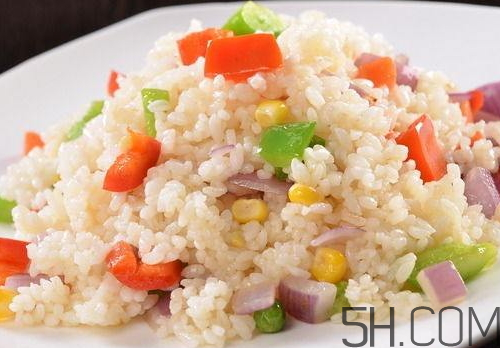 蛋炒飯為什么要用隔夜飯？蛋炒飯可以用熱飯嗎？