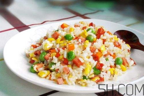 蛋炒飯為什么要用隔夜飯？蛋炒飯可以用熱飯嗎？