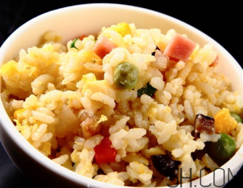 蛋炒飯?jiān)趺闯吹囊涣Ａ＃?炒飯如何粒粒分明？