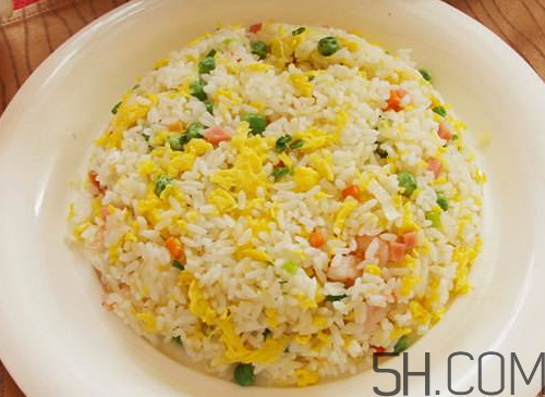 蛋炒飯?jiān)趺闯吹囊涣Ａ＃?炒飯如何粒粒分明？