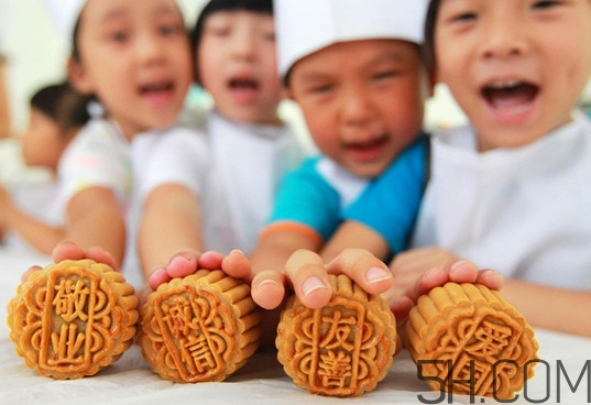 中秋吃月餅從什么時(shí)候流傳下來(lái)的？小龍蝦月餅?zāi)睦锟梢再I到